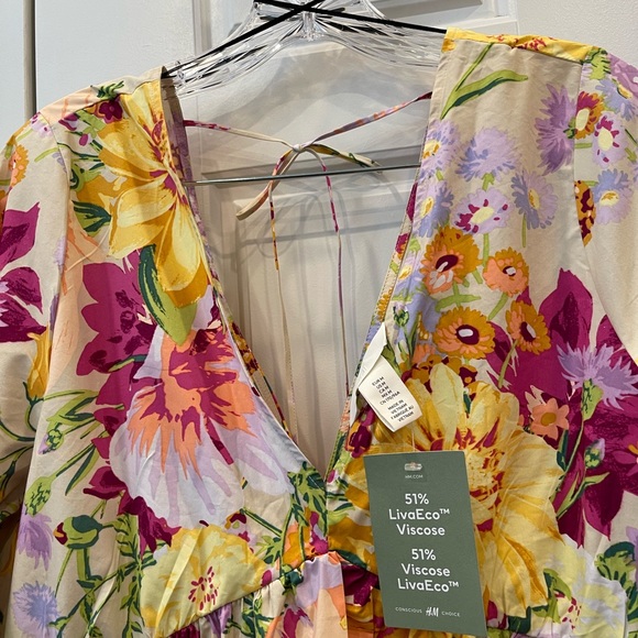 H&M Woman’s V-Neck Colorful Floral Print Dress - Picture 1 of 13